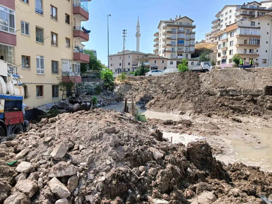 İş makinesi su borusunu patlattı: İstinat duvarı yıkıldı