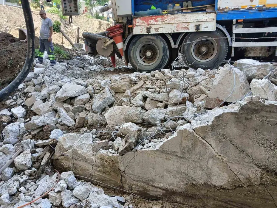 İş makinesi su borusunu patlattı: İstinat duvarı yıkıldı