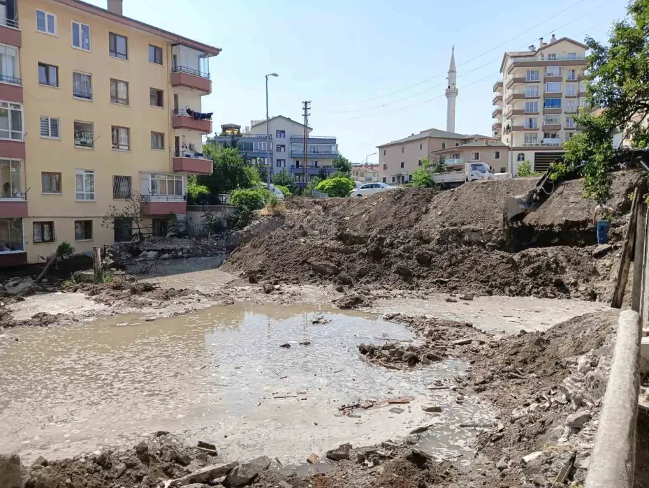 İş makinesi su borusunu patlattı: İstinat duvarı yıkıldı