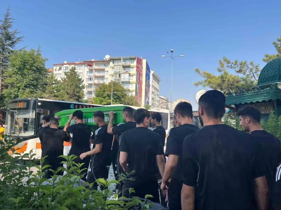 Eskişehirspor’un efsane ismi Süreyya Özkefe son yolculuğuna uğurlandı