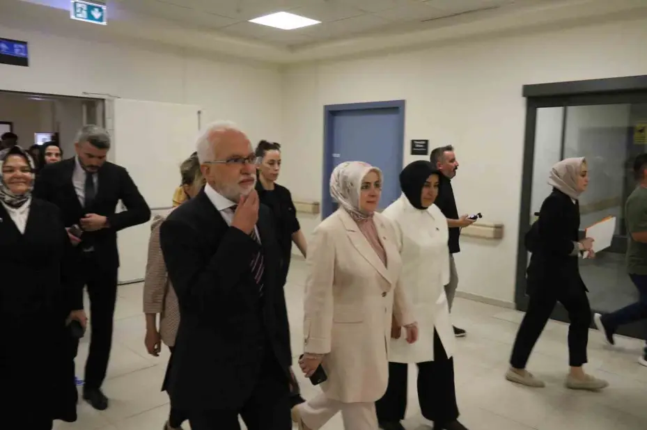 AK Parti İstanbul Milletvekili Ercan, orman yangınında yaralanan personeli hastanede ziyaret etti