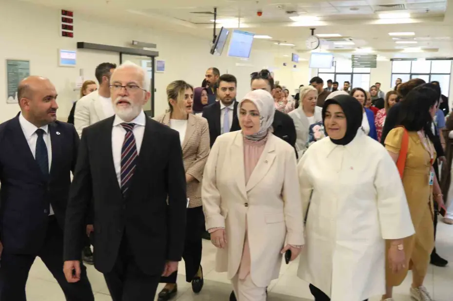 AK Parti İstanbul Milletvekili Ercan, orman yangınında yaralanan personeli hastanede ziyaret etti