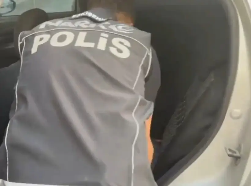 Zehir taciri aracındaki 1 kilo kokain ile yakalandı