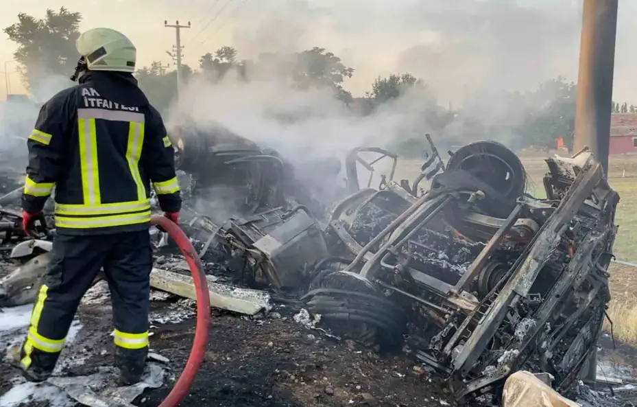 Şarampole devrilen tır alev topuna döndü