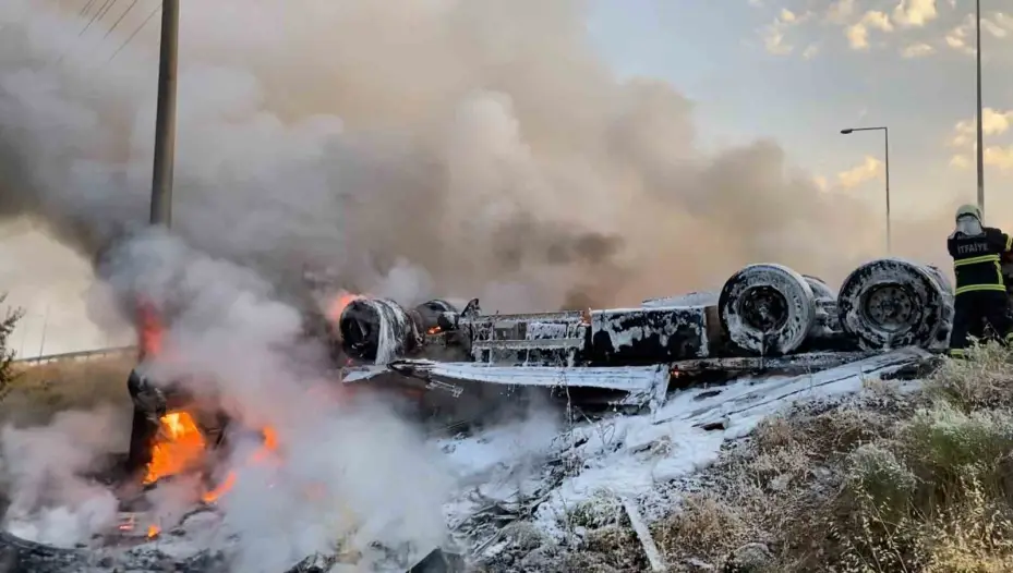 Şarampole devrilen tır alev topuna döndü