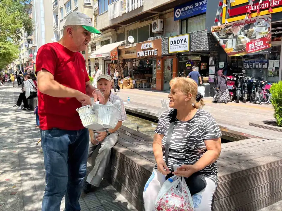 Vatandaşların yaptığı bağışlarla her gün saatlerce ücretsiz su dağıtıyor