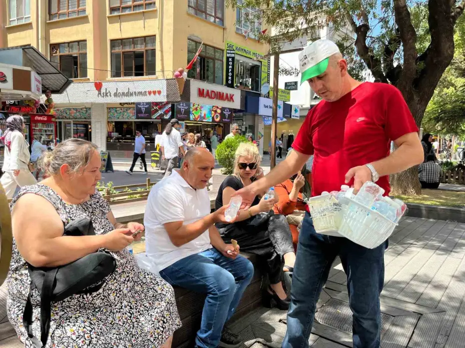 Vatandaşların yaptığı bağışlarla her gün saatlerce ücretsiz su dağıtıyor