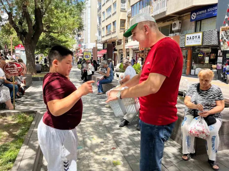 Vatandaşların yaptığı bağışlarla her gün saatlerce ücretsiz su dağıtıyor