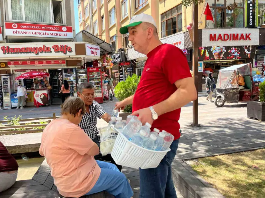 Vatandaşların yaptığı bağışlarla her gün saatlerce ücretsiz su dağıtıyor