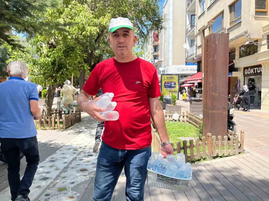 Vatandaşların yaptığı bağışlarla her gün saatlerce ücretsiz su dağıtıyor