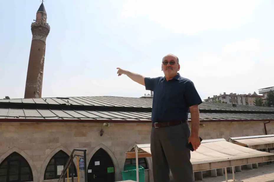 Eğri minaresiyle dikkat çeken 832 yıllık tarihi Sivas Ulu Camii’nin restorasyon çalışmalarına başlandı
