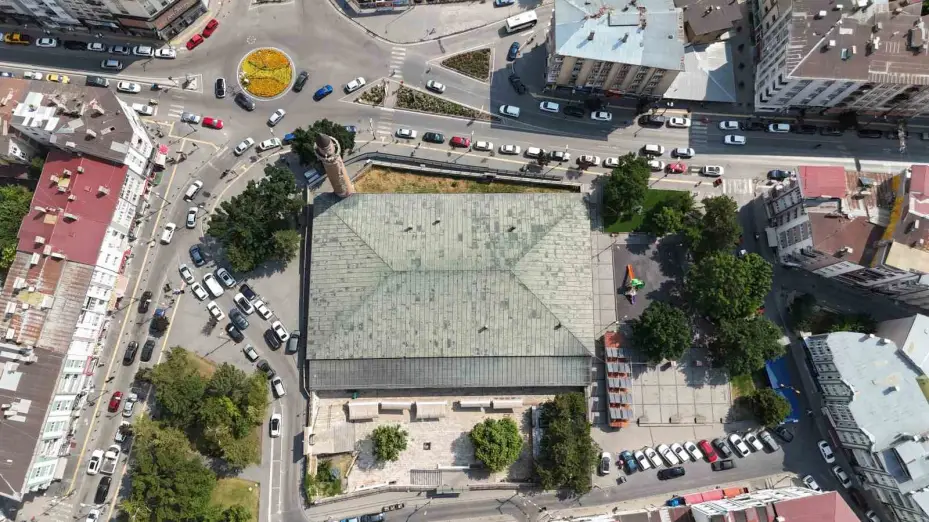 Eğri minaresiyle dikkat çeken 832 yıllık tarihi Sivas Ulu Camii’nin restorasyon çalışmalarına başlandı