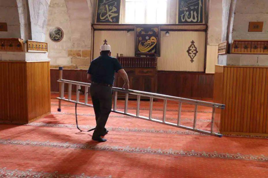Eğri minaresiyle dikkat çeken 832 yıllık tarihi Sivas Ulu Camii’nin restorasyon çalışmalarına başlandı