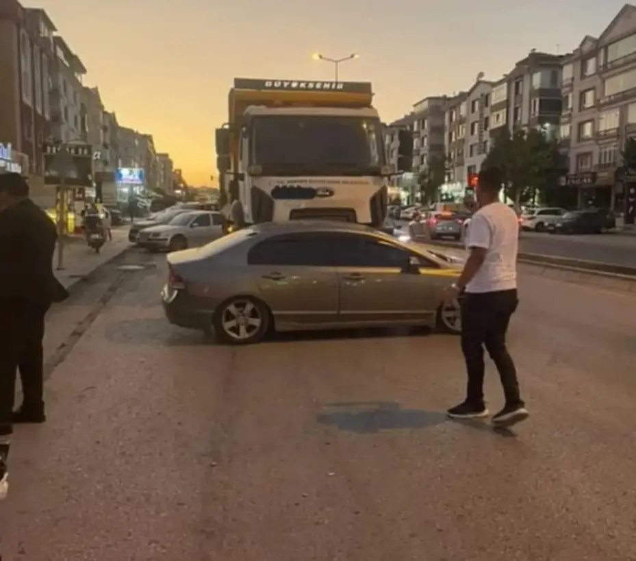 Kamyonun çarptığı otomobilin sürüklendiği kaza kamerada