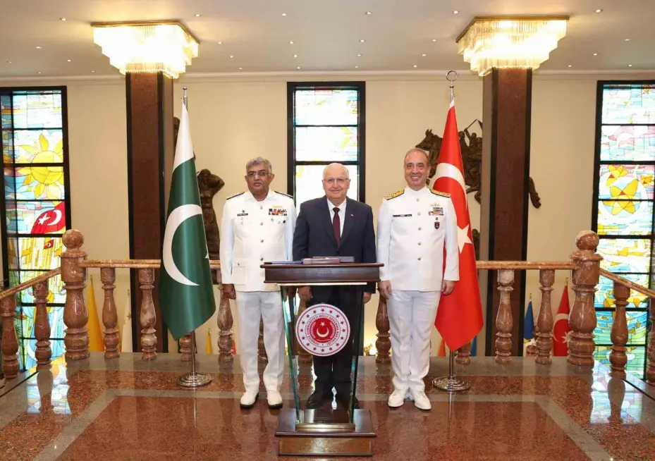 Bakan Güler, Pakistan Deniz Kuvvetleri Komutanı Oramiral Naveed Ashraf’ı kabul etti