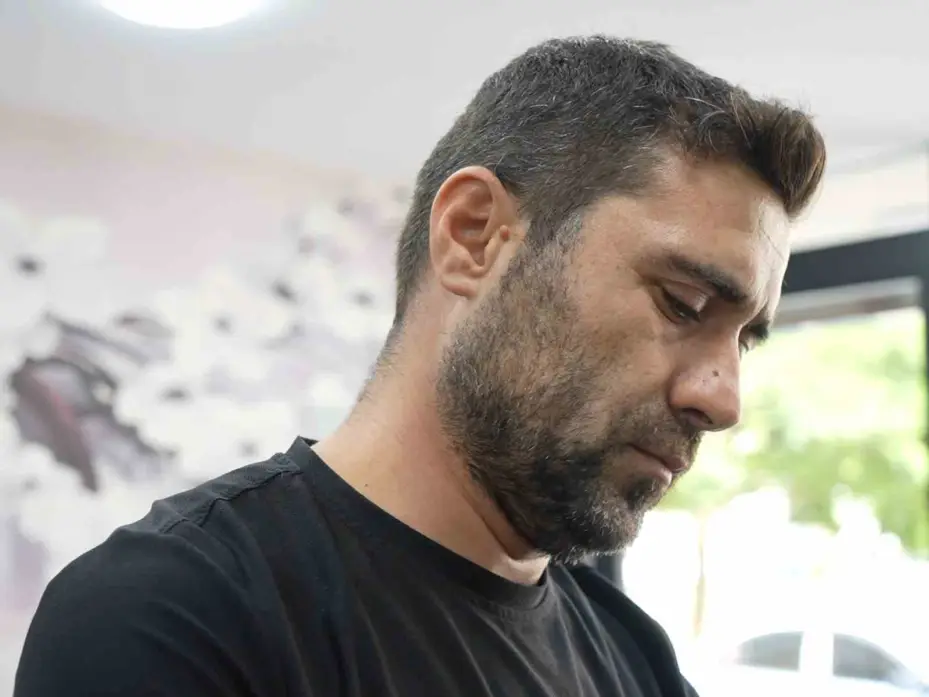 Boğazına şeker kaçan çocuğu kuaför ’heimlich’ manevrasıyla kurtardı
