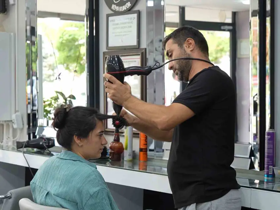 Boğazına şeker kaçan çocuğu kuaför ’heimlich’ manevrasıyla kurtardı