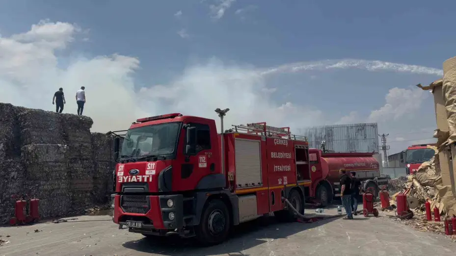 Kağıt fabrikasının hammadde deposunda korkutan yangın