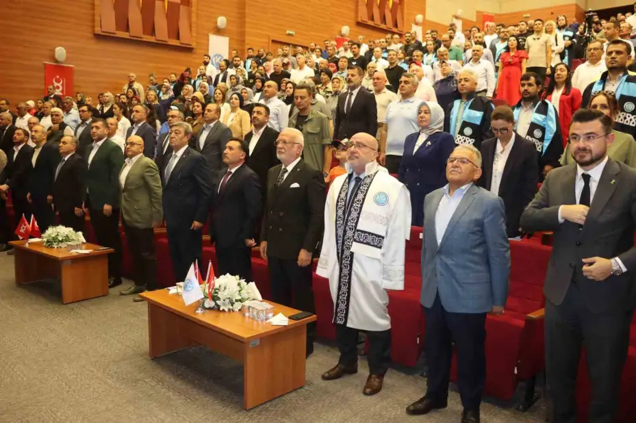 Elitaş’a fahri doktora verildi