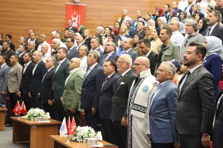 Elitaş’a fahri doktora verildi