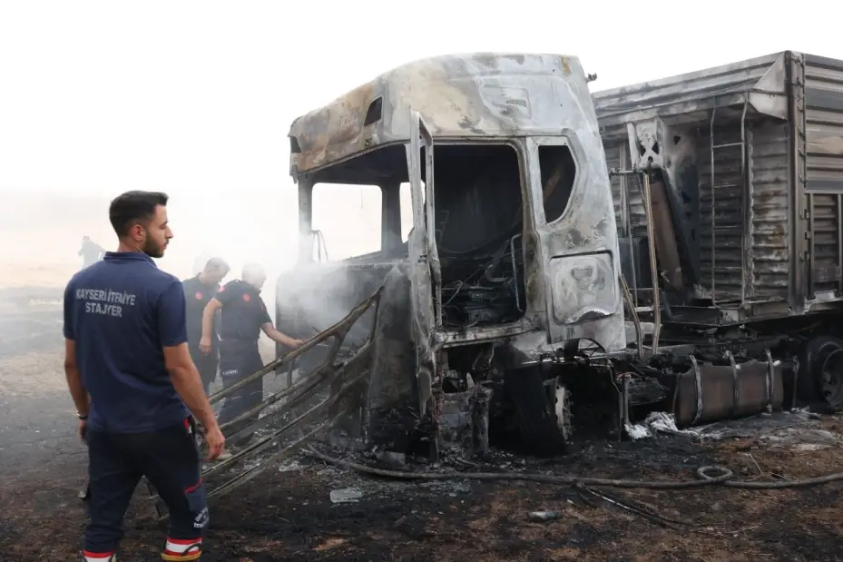 Yanan tır kullanılamaz hale geldi