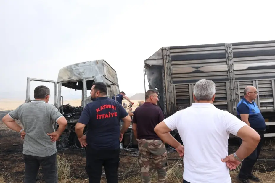 Yanan tır kullanılamaz hale geldi