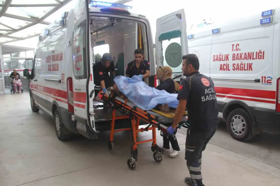 Otomobil kanala düştü: 3 yaralı