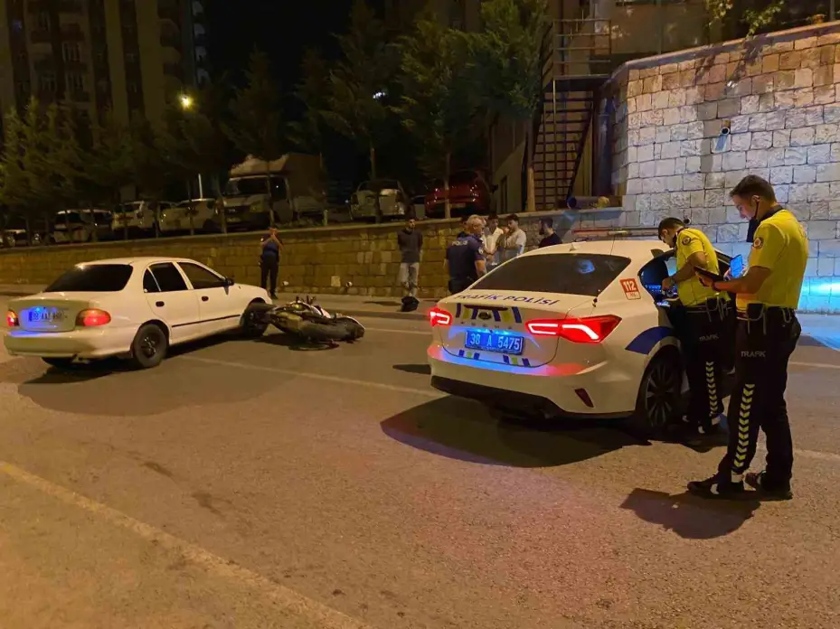 Motosiklet ile otomobil çarpıştı: 2 yaralı