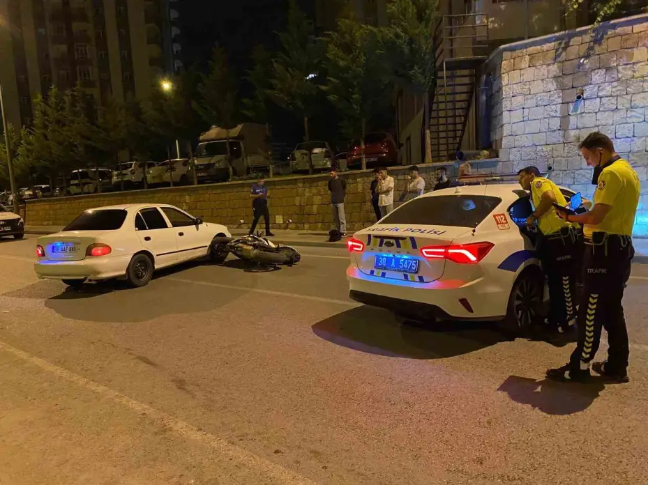 Motosiklet ile otomobil çarpıştı: 2 yaralı