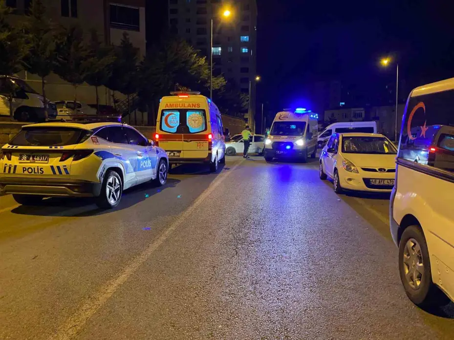 Motosiklet ile otomobil çarpıştı: 2 yaralı