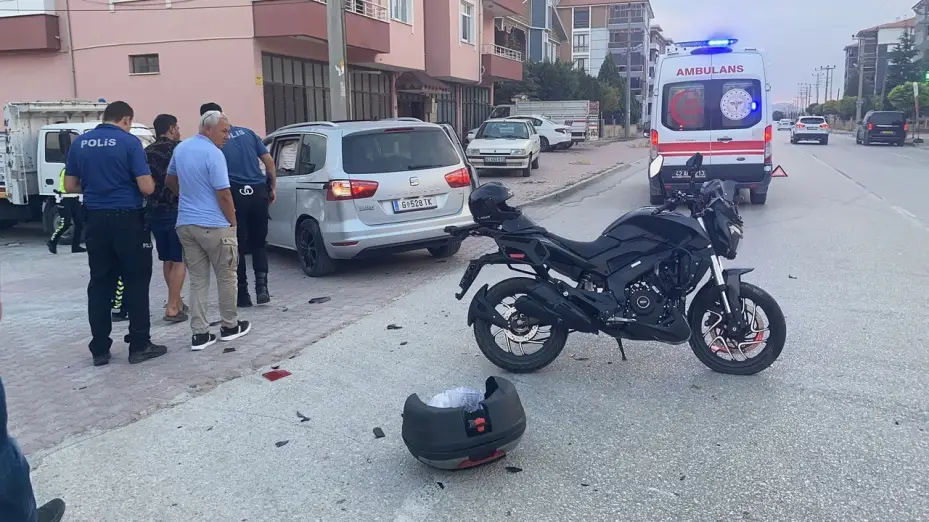 Otomobille çarpışan motosikletin sürücüsü ağır yaralandı
