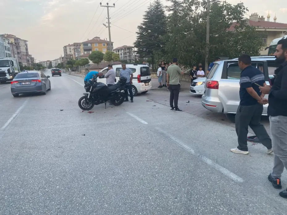 Otomobille çarpışan motosikletin sürücüsü ağır yaralandı