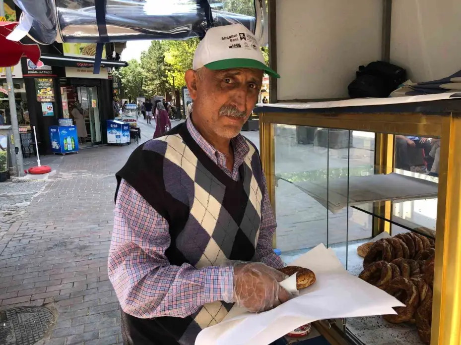 Kanser olmasına rağmen günde 12 saat güneş altında çalışıyor