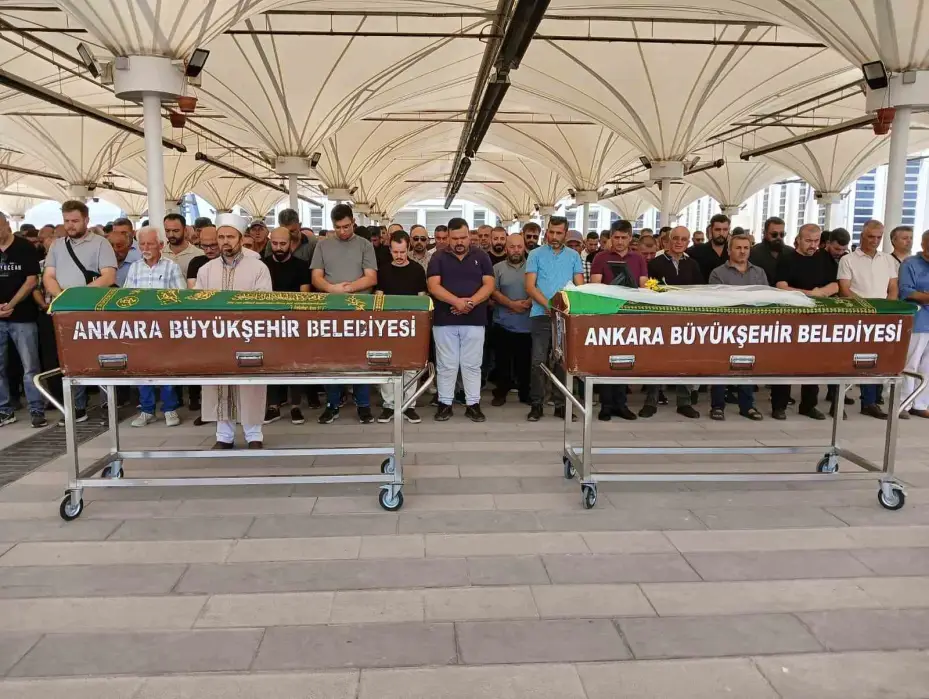 Suça sürüklenen çocuk tarafından boğularak öldürüldüğü iddia edilen kadın son yolculuğuna uğurlandı