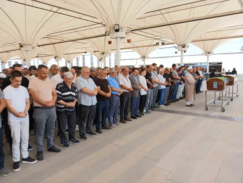 Suça sürüklenen çocuk tarafından boğularak öldürüldüğü iddia edilen kadın son yolculuğuna uğurlandı