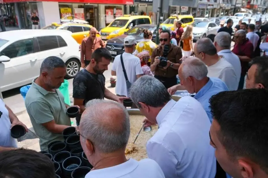Aydemir’den vatandaşlara aşure ikramı