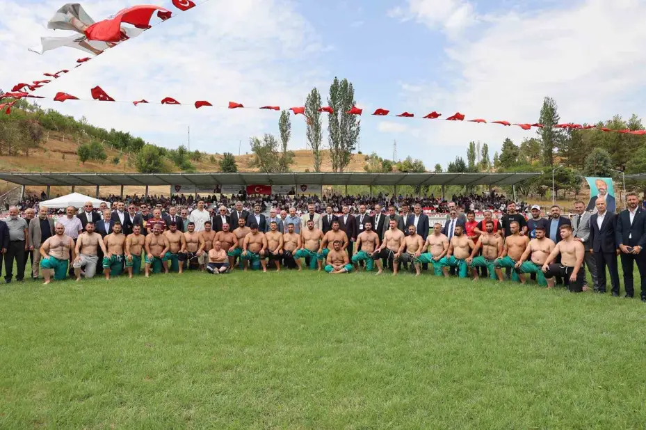 Güreşçiler meydana indi, Karakucak güreşleri başladı