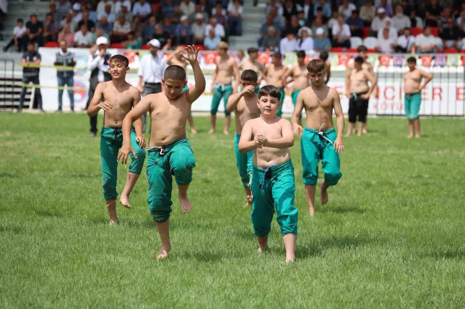Güreşçiler meydana indi, Karakucak güreşleri başladı