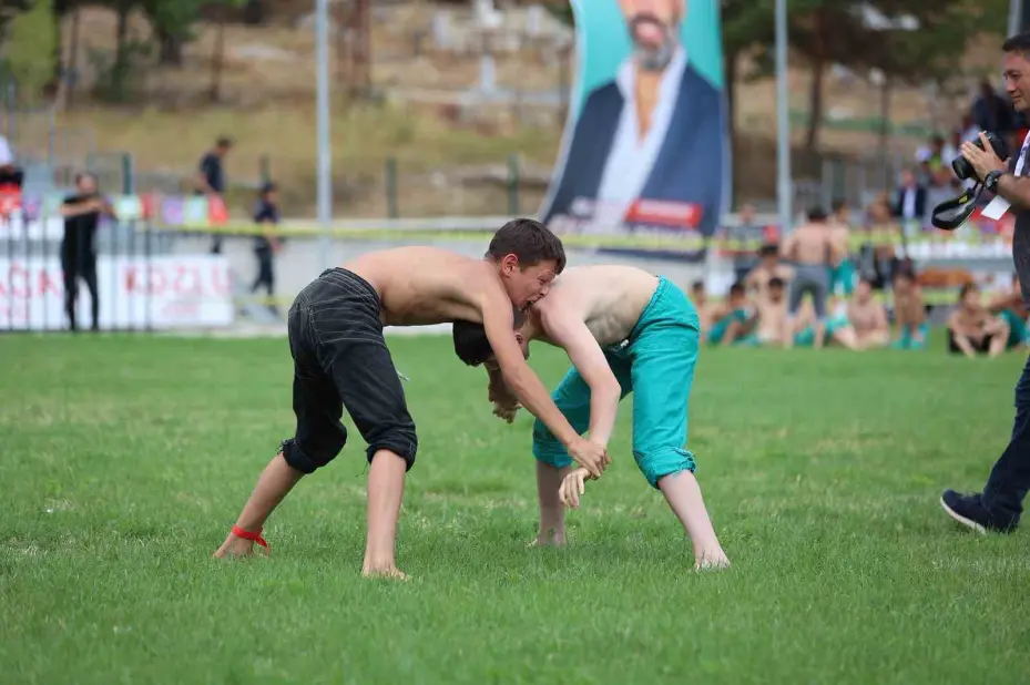 Güreşçiler meydana indi, Karakucak güreşleri başladı