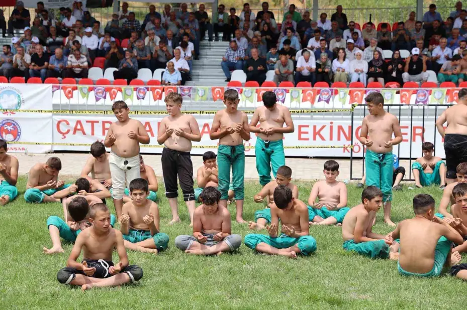 Güreşçiler meydana indi, Karakucak güreşleri başladı