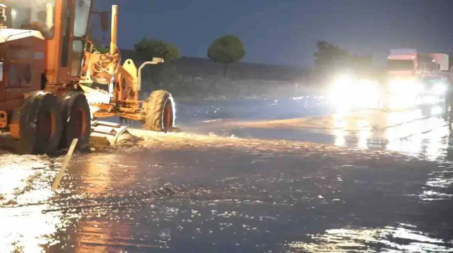 Aksaray-Nevşehir karayolunu sel vurdu: Yol trafiğe kapandı