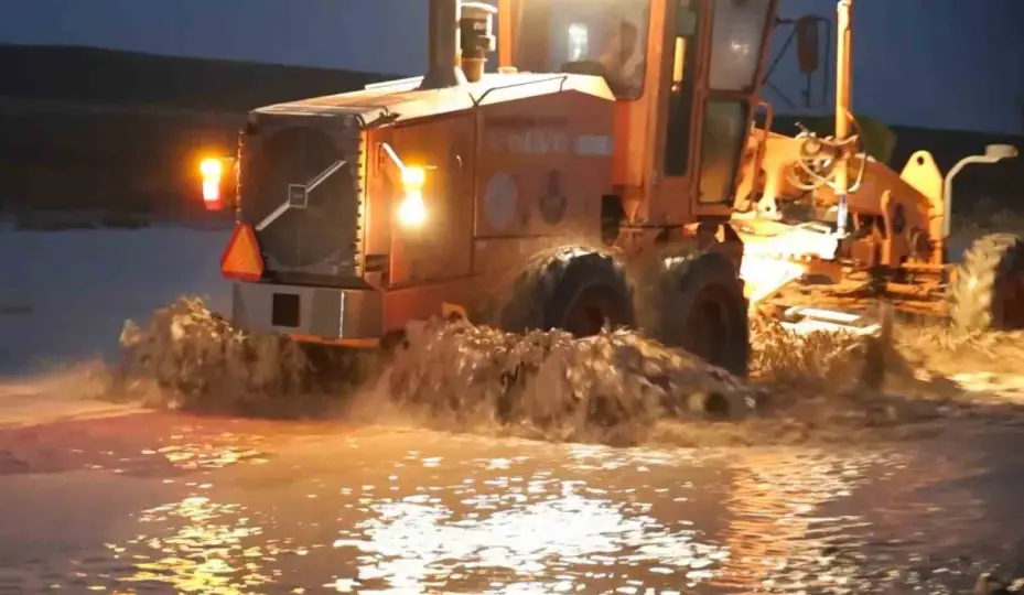 Aksaray-Nevşehir karayolunu sel vurdu: Yol trafiğe kapandı