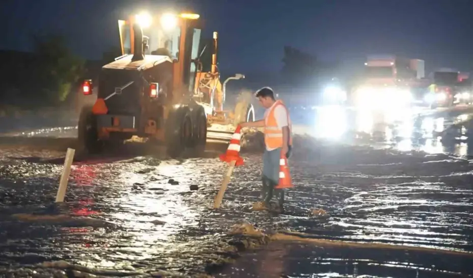 Aksaray-Nevşehir karayolunu sel vurdu: Yol trafiğe kapandı
