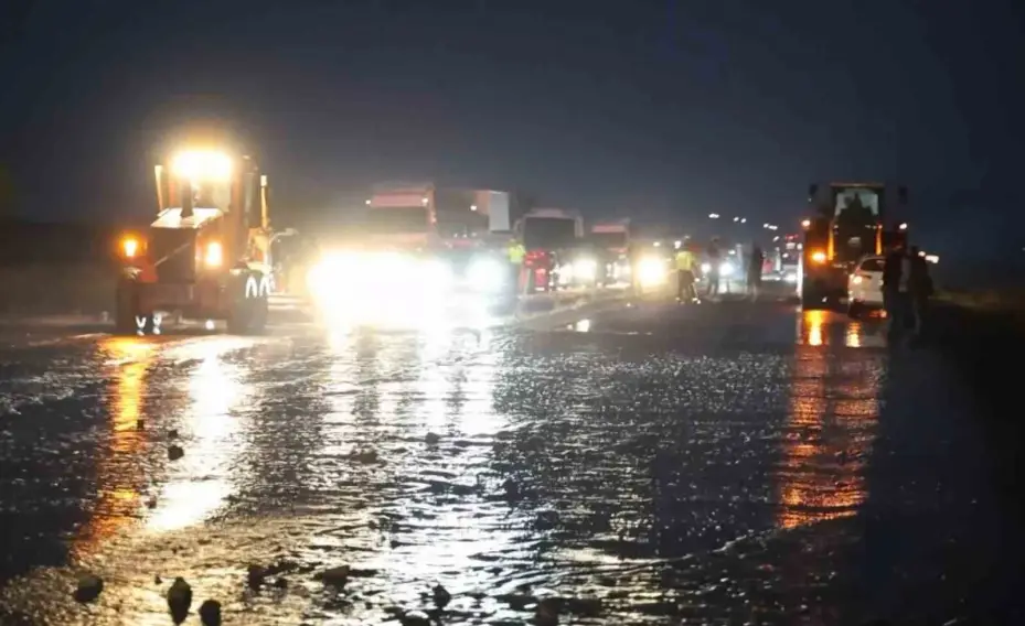 Aksaray-Nevşehir karayolunu sel vurdu: Yol trafiğe kapandı