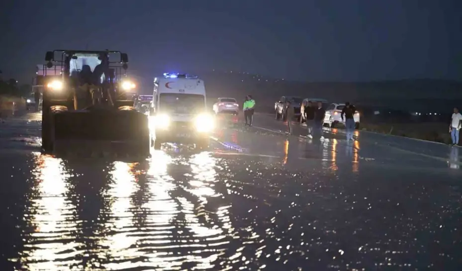 Aksaray-Nevşehir karayolunu sel vurdu: Yol trafiğe kapandı