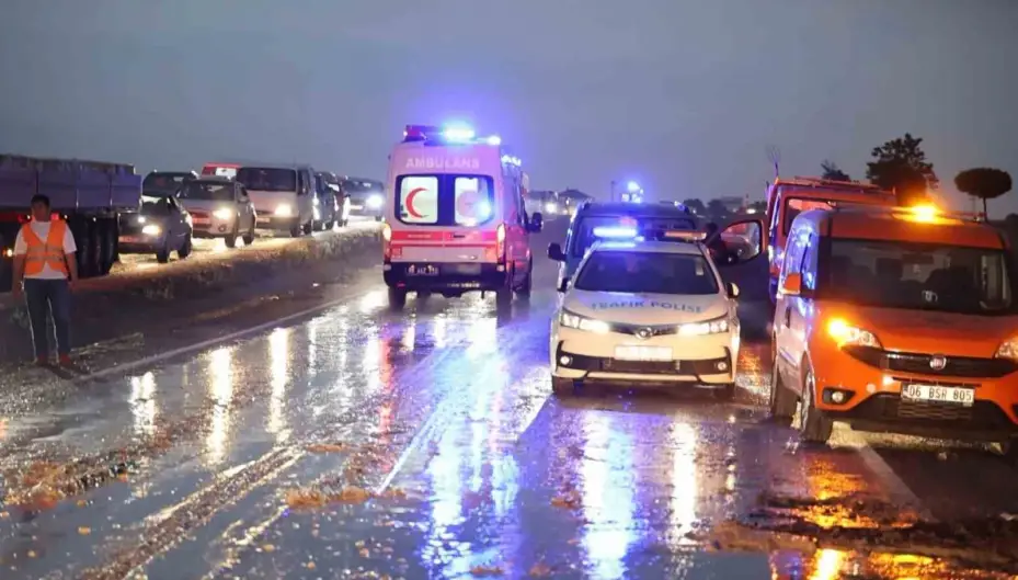Aksaray-Nevşehir karayolunu sel vurdu: Yol trafiğe kapandı