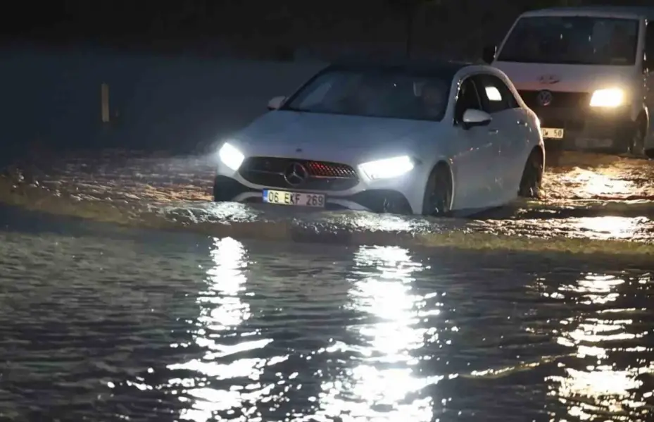Aksaray-Nevşehir karayolunu sel vurdu: Yol trafiğe kapandı