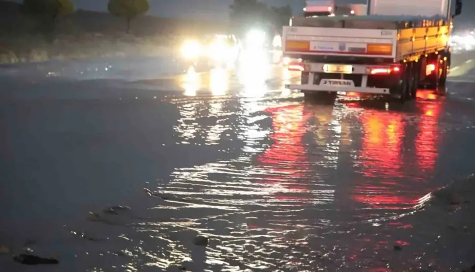 Aksaray-Nevşehir karayolunu sel vurdu: Yol trafiğe kapandı