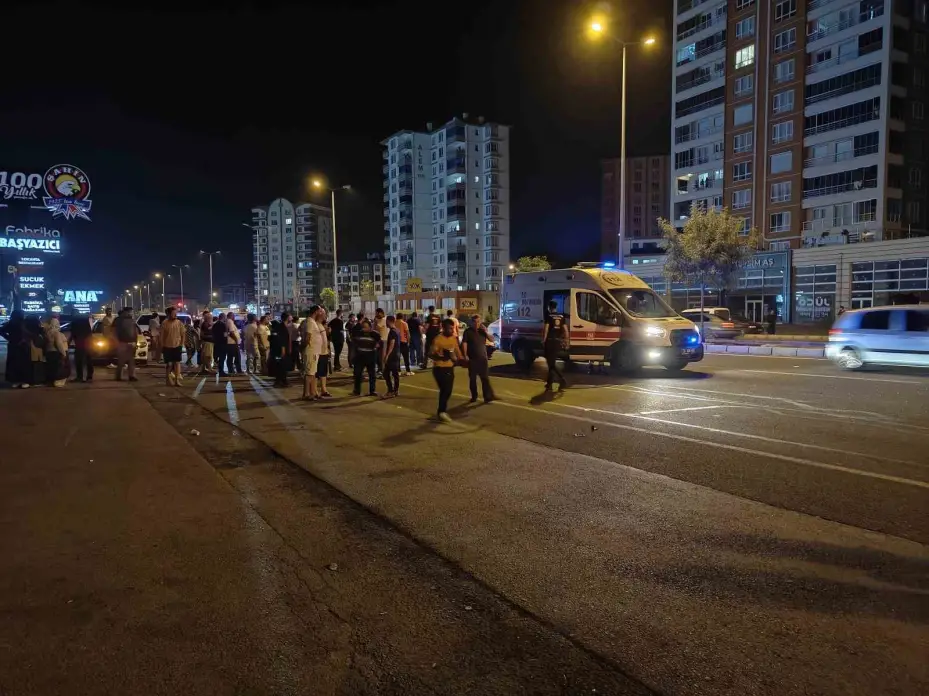 Kayseri’de feci kaza... Yolun karşısına geçen yayaya peş peşe 2 otomobil çarptı: 1 ölü