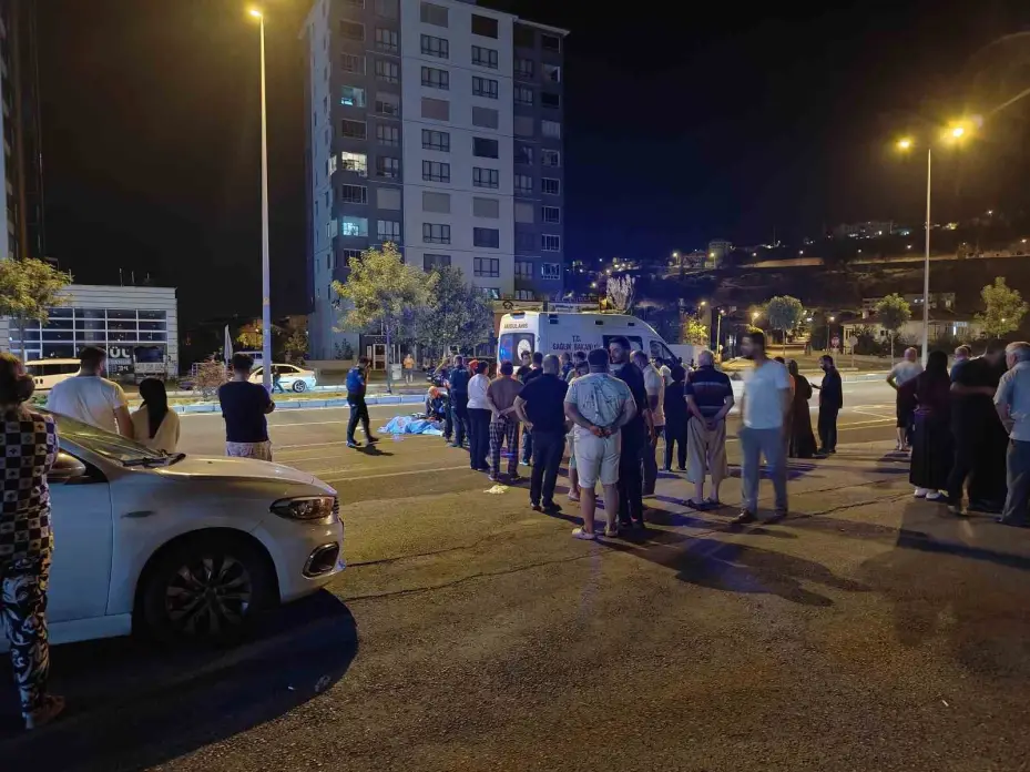 Kayseri’de feci kaza... Yolun karşısına geçen yayaya peş peşe 2 otomobil çarptı: 1 ölü